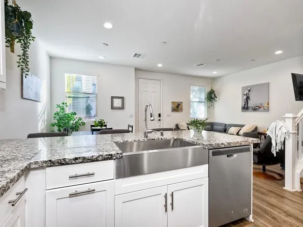 2243 Solara Ln, Vista, CA 92081