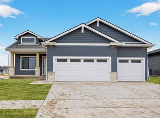 8204 Mahon Ct, Johnston, IA 50131