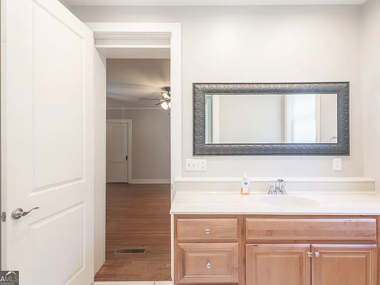 356 Jackson St — Photo 10