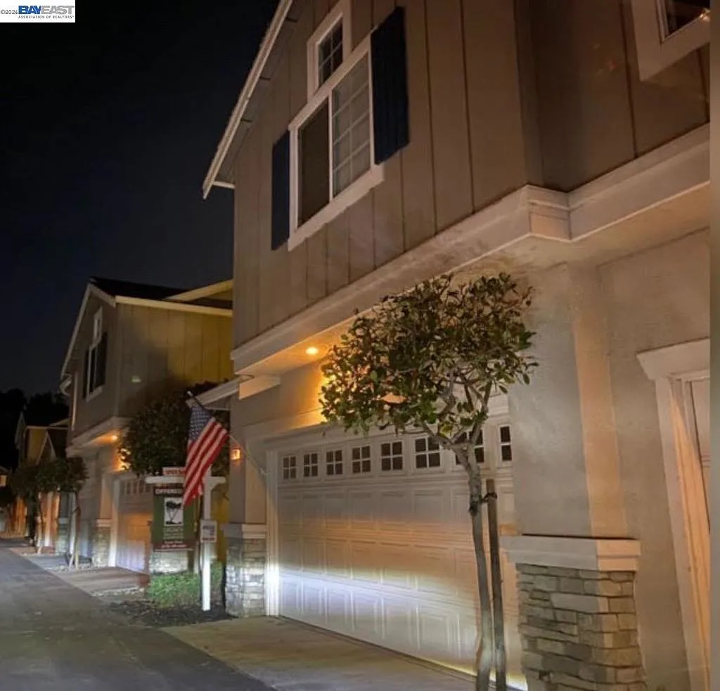 3 bed, 2.5 bath, 1387 sqft, $3,950 — Photo 2