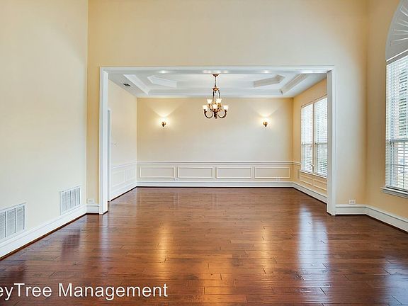 5th image of 8116 Rosemont Dr