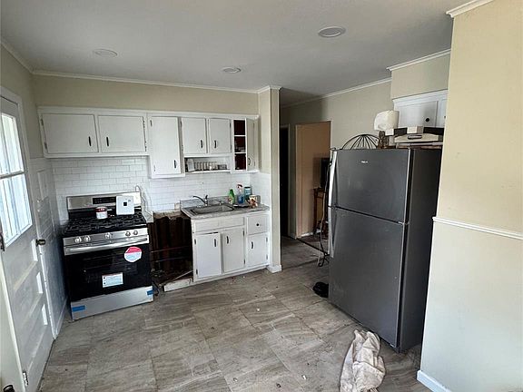 4th image of 283 Doherty Avenue