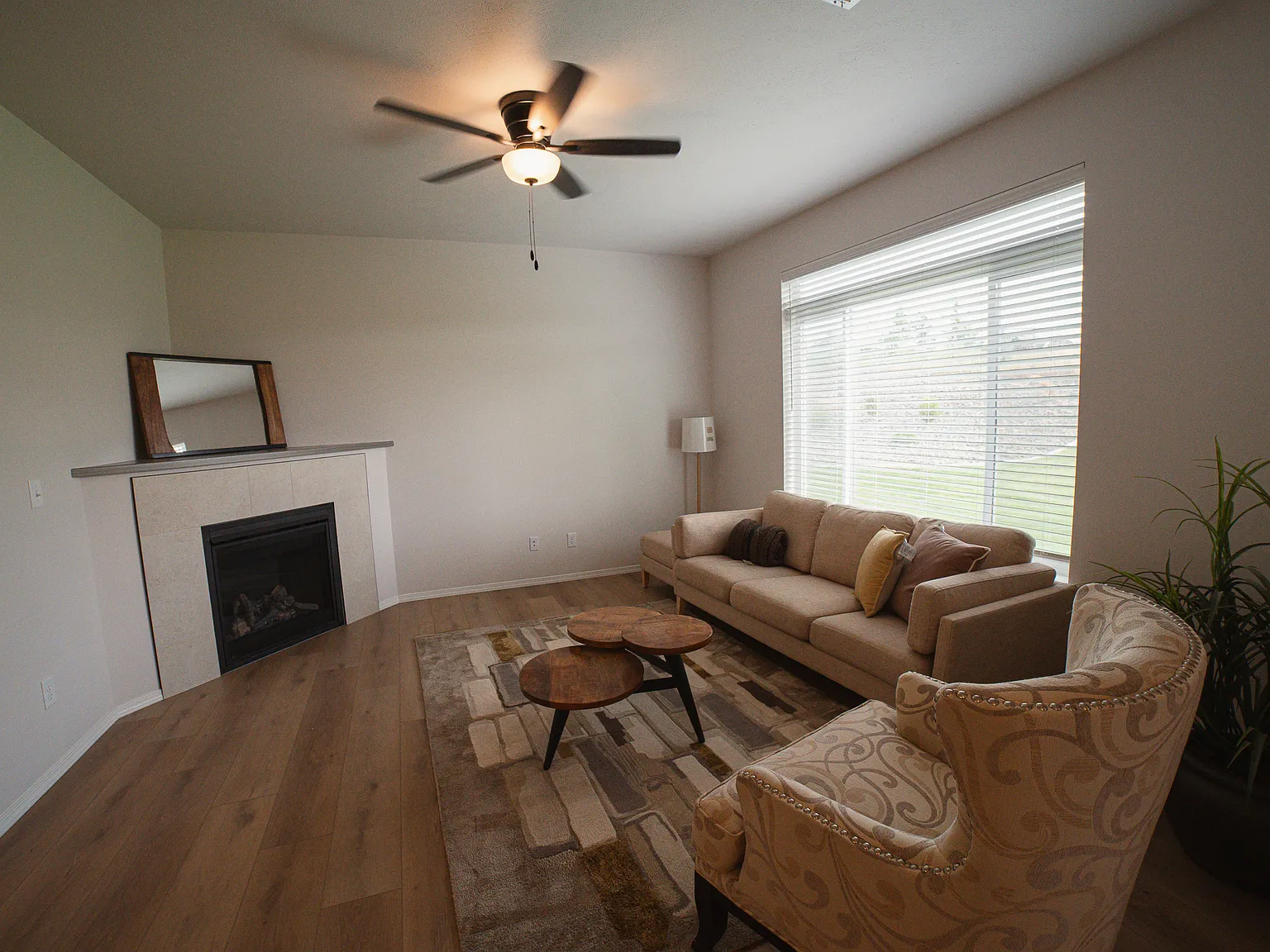 3 bed, 2.5 bath, 1440 sqft, $4,500 — Photo 2
