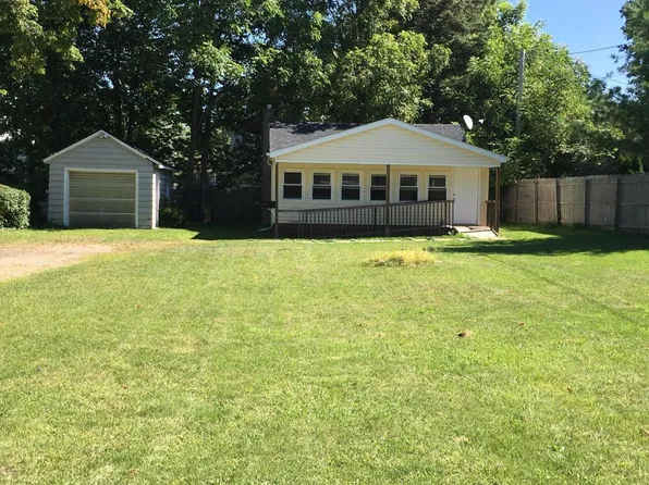 517 Lincoln Lake Ave SE, Lowell, MI 49331