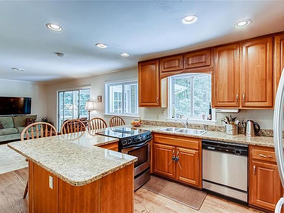 2nd image of 1095 Canterbury Dr SE