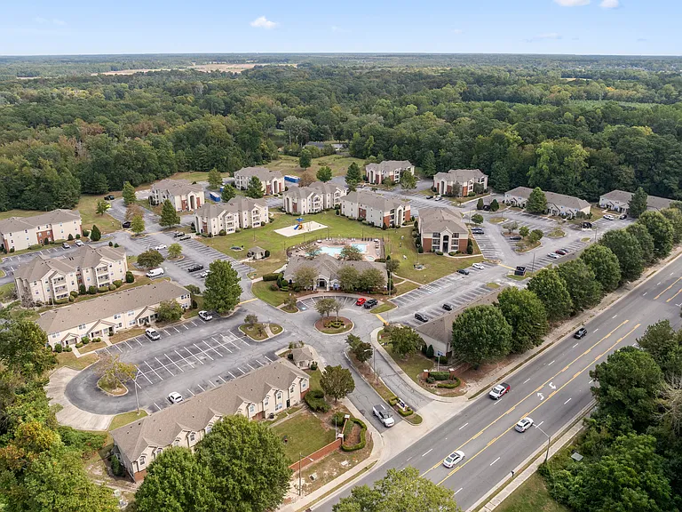Sunset Pointe Apartments — Photo 53