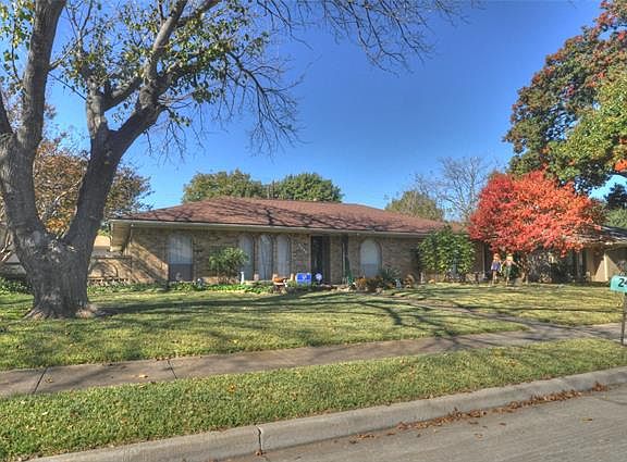 3rd image of 2405 Maple Leaf Dr
