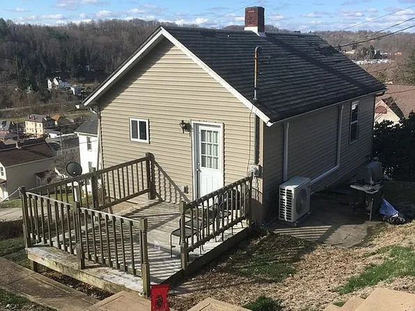 612 N Penn St, Penn, PA 15675