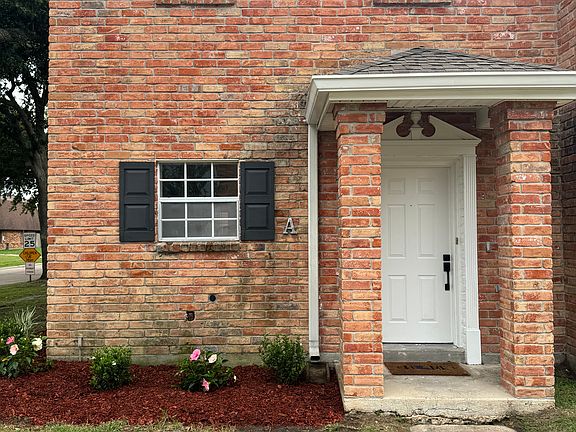 3rd image of 33 Brandon Hall Dr