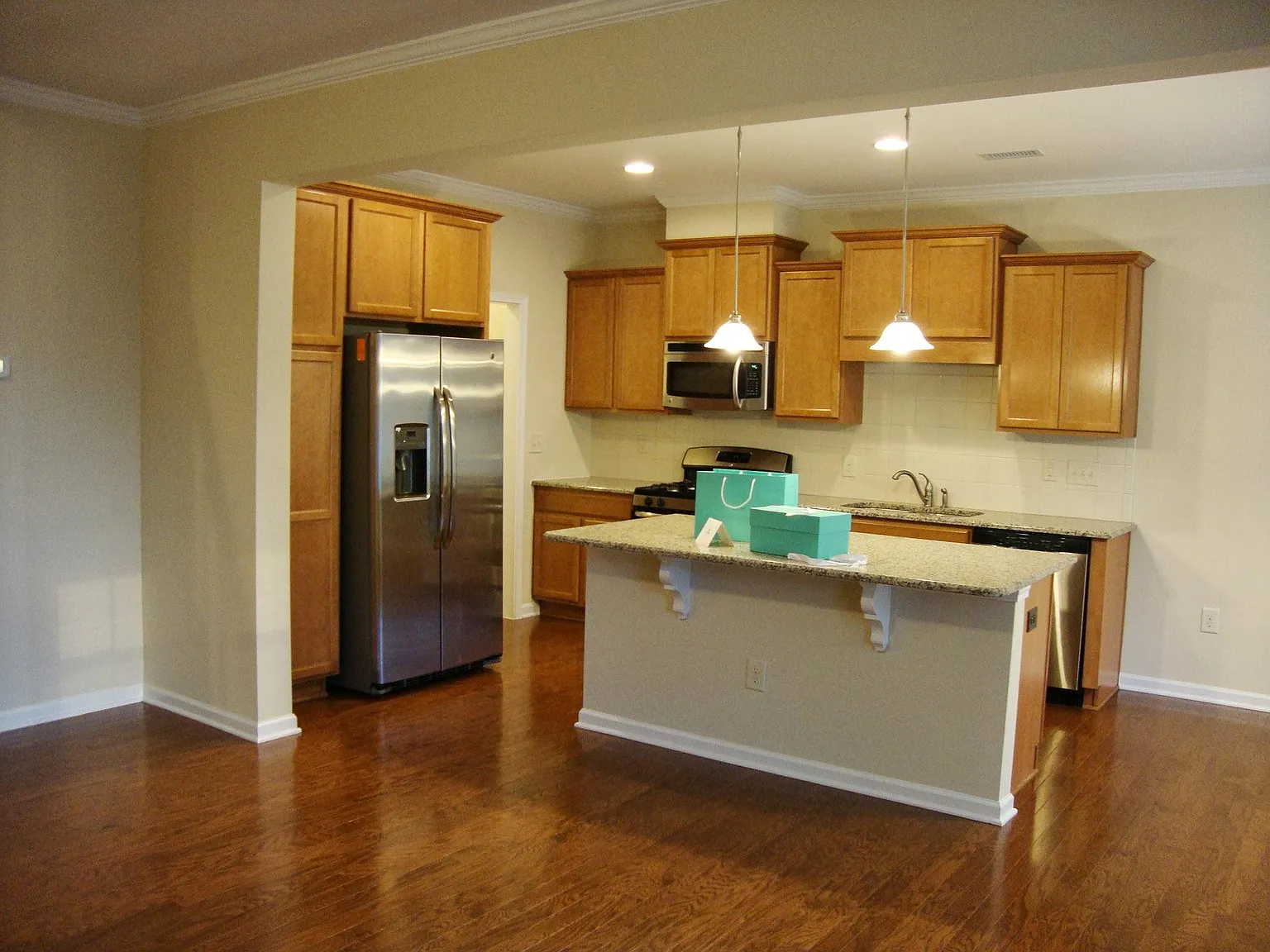 3 bed, 2.5 bath, 1870 sqft, $2,200 — Photo 3