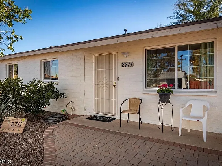 2711 W Carson Dr — Photo 3