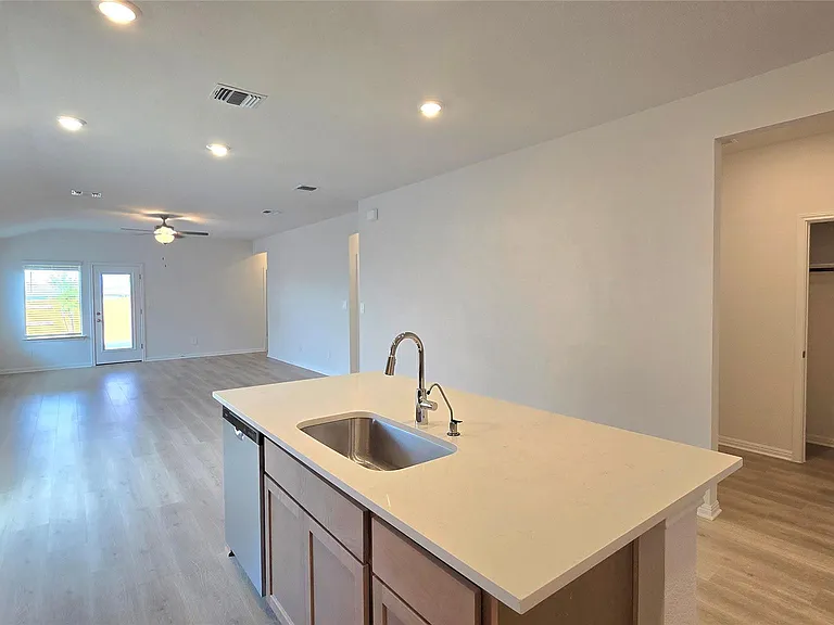 122 Holmby Dr — Photo 7