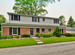 248 Circle Dr, Lake Bluff, IL