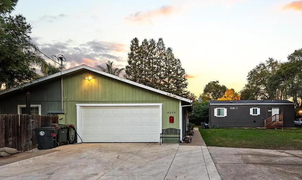 8202 Holly Dr photo 1