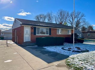 30105 Maplewood St, Garden City, MI