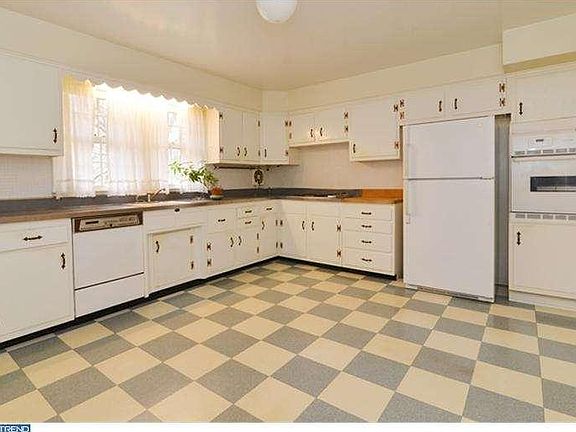 2nd image of 121 Dickinson Ln