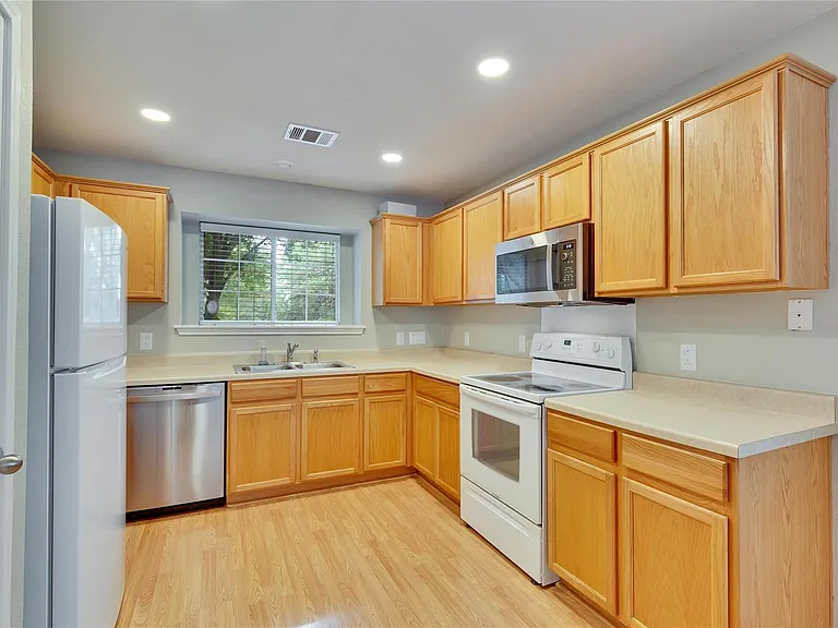 2212 Melissa Oaks Ln — Photo 8