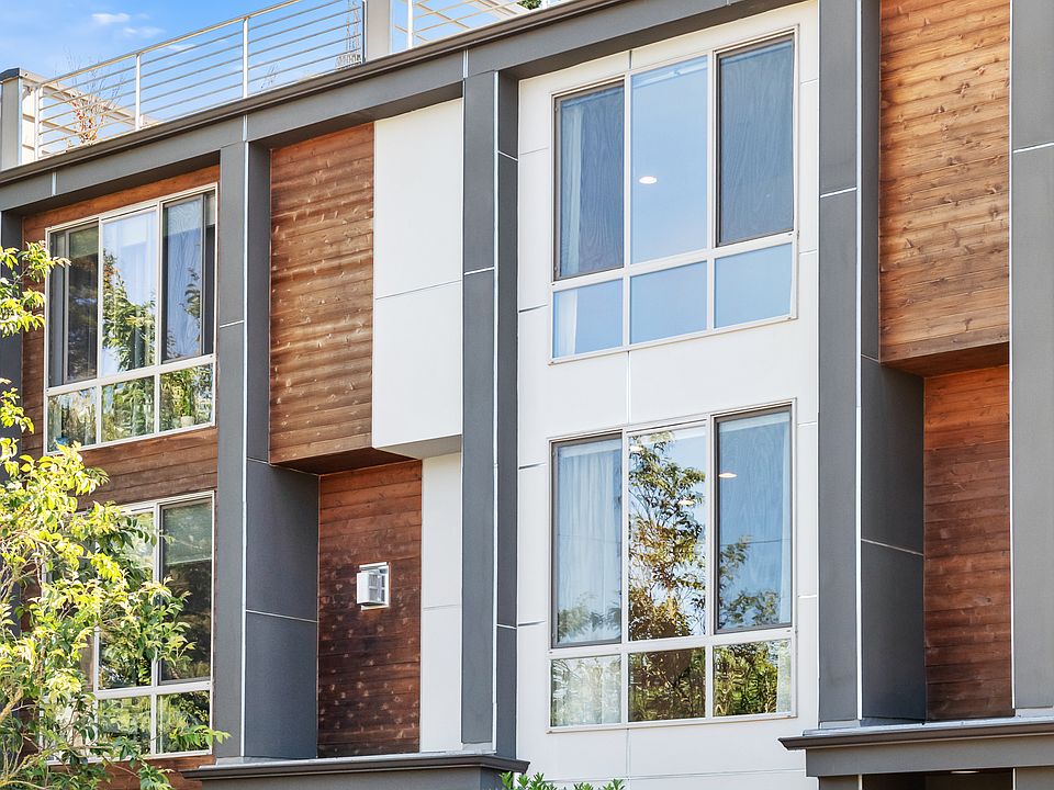 Beautiful 3 bedroom townhouse with private rooftop deck and incredible views!