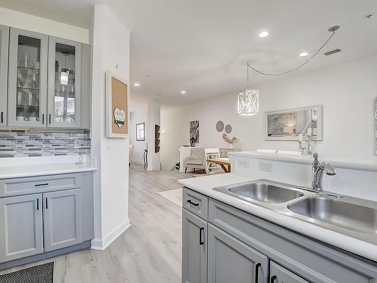 525 Bayfront Dr — Photo 1
