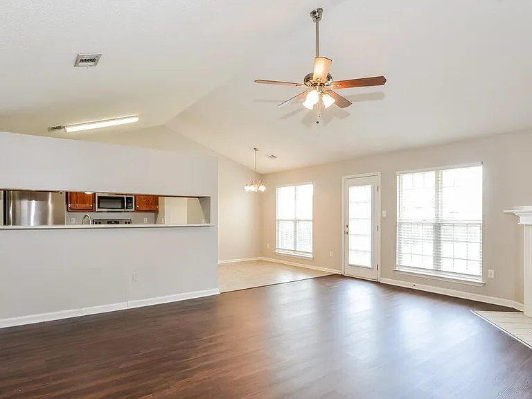 1720 Cherry Creek Dr — Photo 4