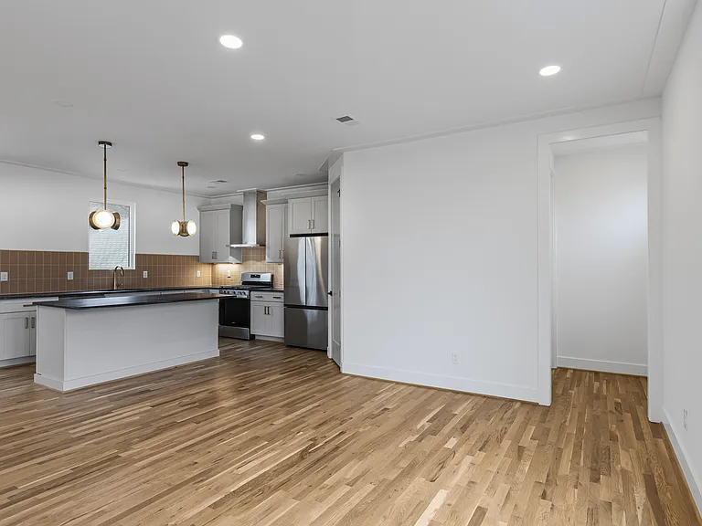 749B Alloway St — Photo 5