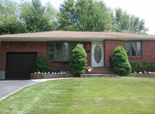 40 Donna Ln, Commack, NY 11725