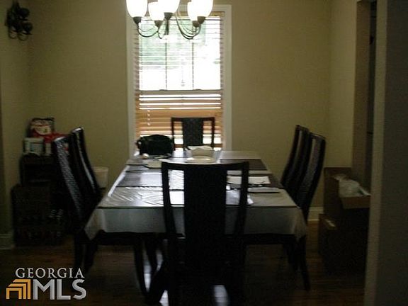 4th image of 140 Roslyn Ln