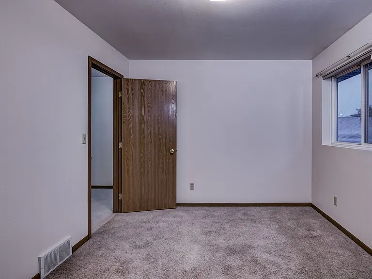 1050 W Hamilton Ave — Photo 32
