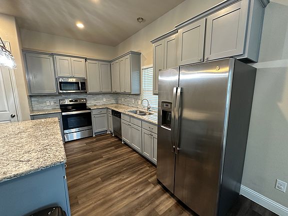 5th image of 5014 Villas Dr