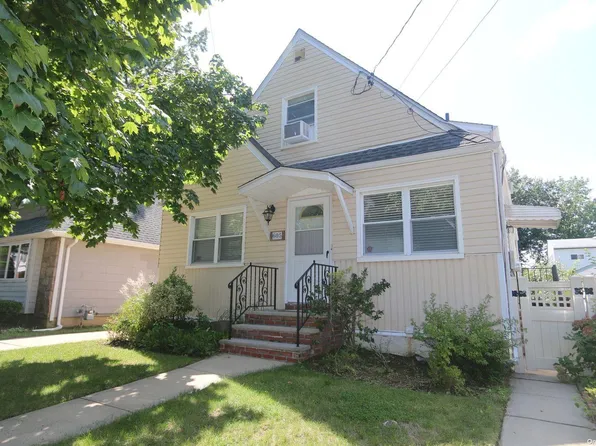 605 Albert Street, New Hyde Park, NY 11040