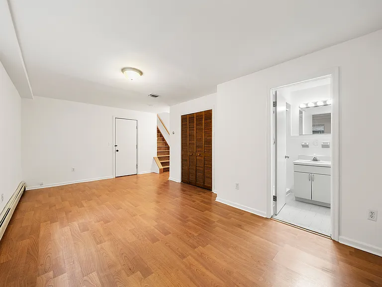 2462B E 7th St #B — Photo 21