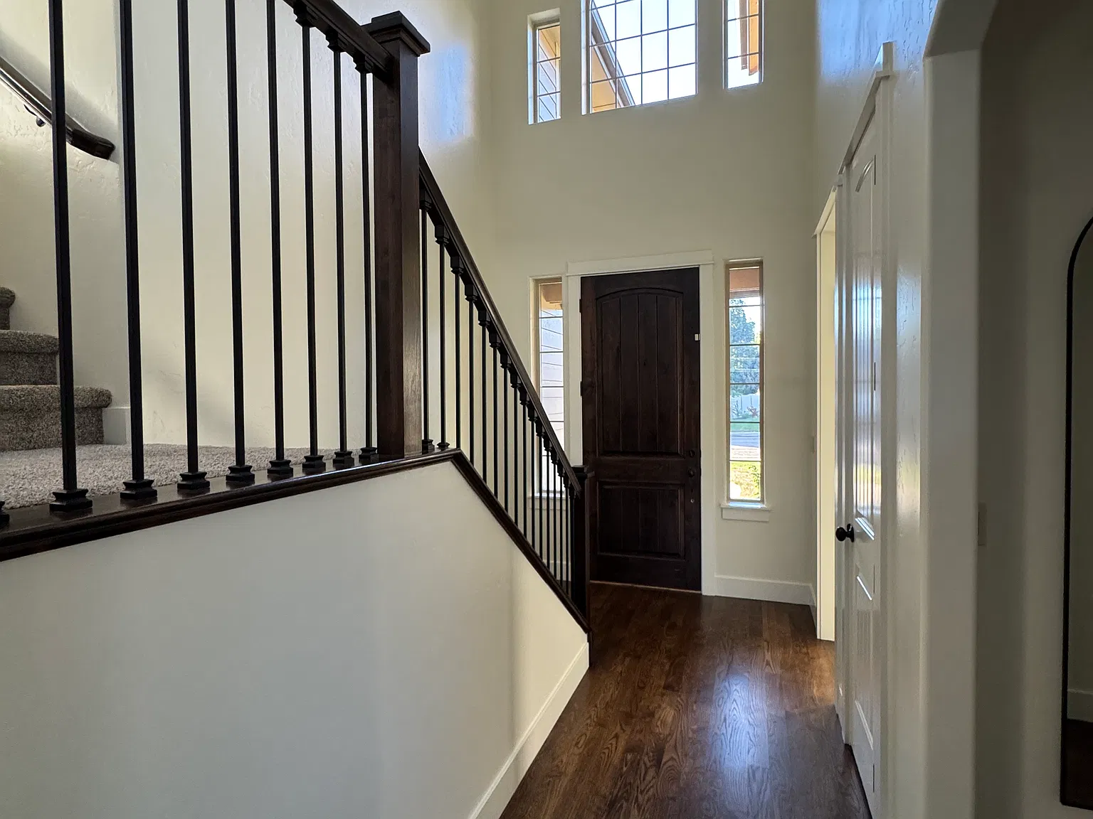 5 bed, 2.5 bath, 2537 sqft, $2,695 — Photo 3
