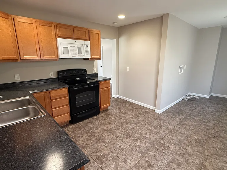 340 Walnut St — Photo 9