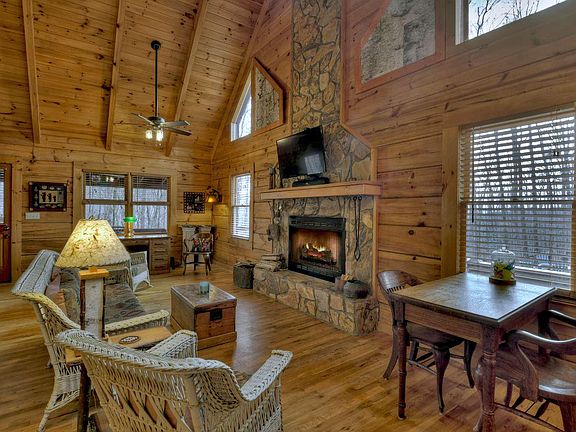 5th image of 380 Meadow Woods Dr