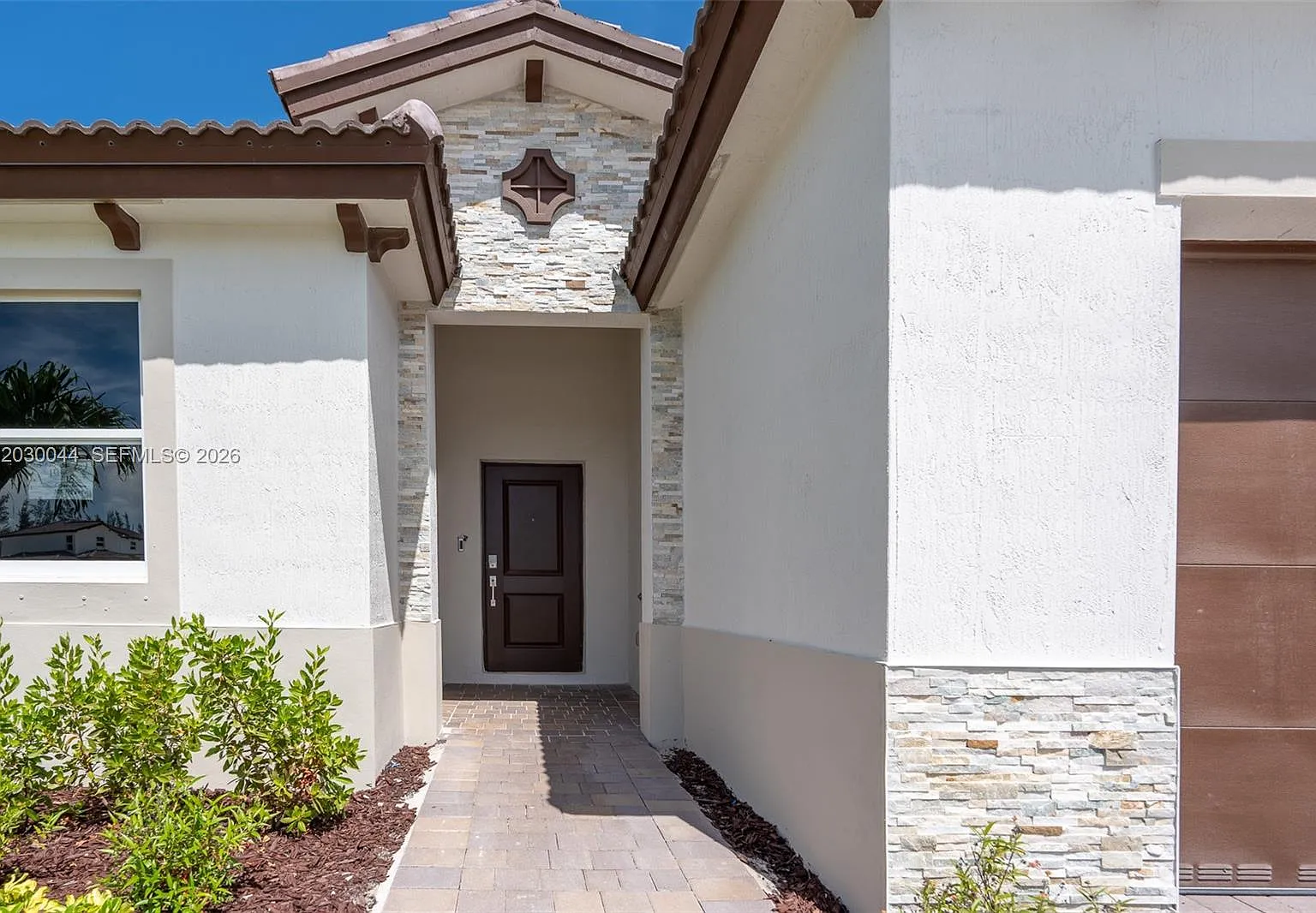 4 bed, 2400 sqft, $4,200 — Photo 2