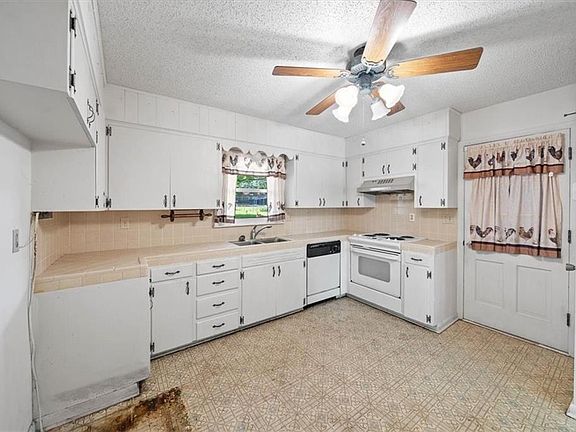 5th image of 4940 S Fuller Ave