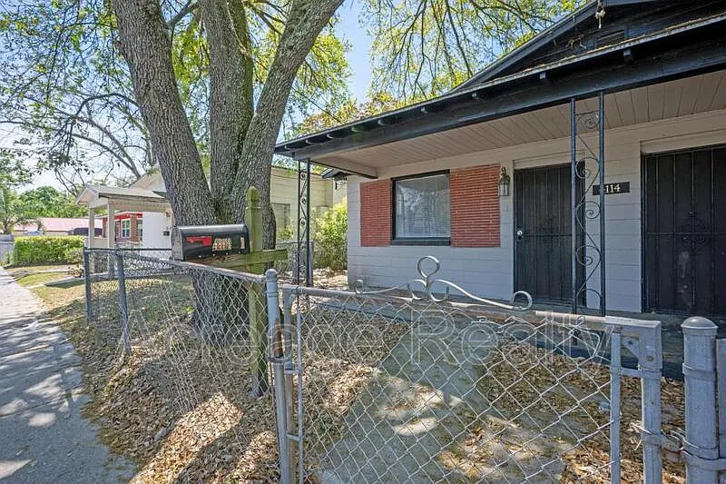 2 bed, 1.0 bath, 821 sqft, $975 — Photo 2