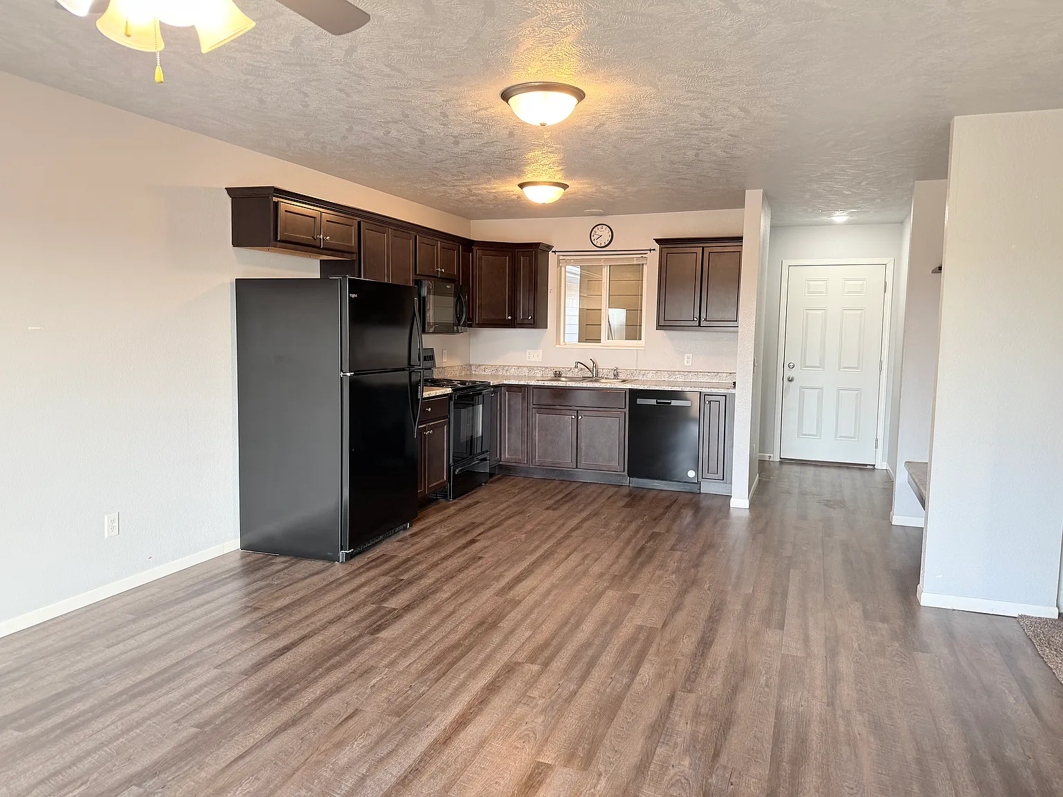 2 bed, 1100 sqft, $1,250 — Photo 2