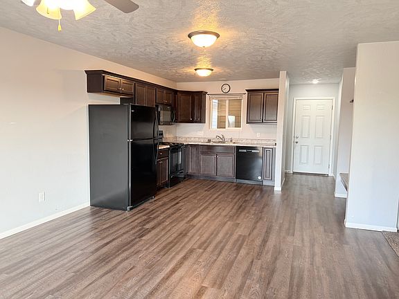 2nd image of 105 E Redwood Cir Unit 2