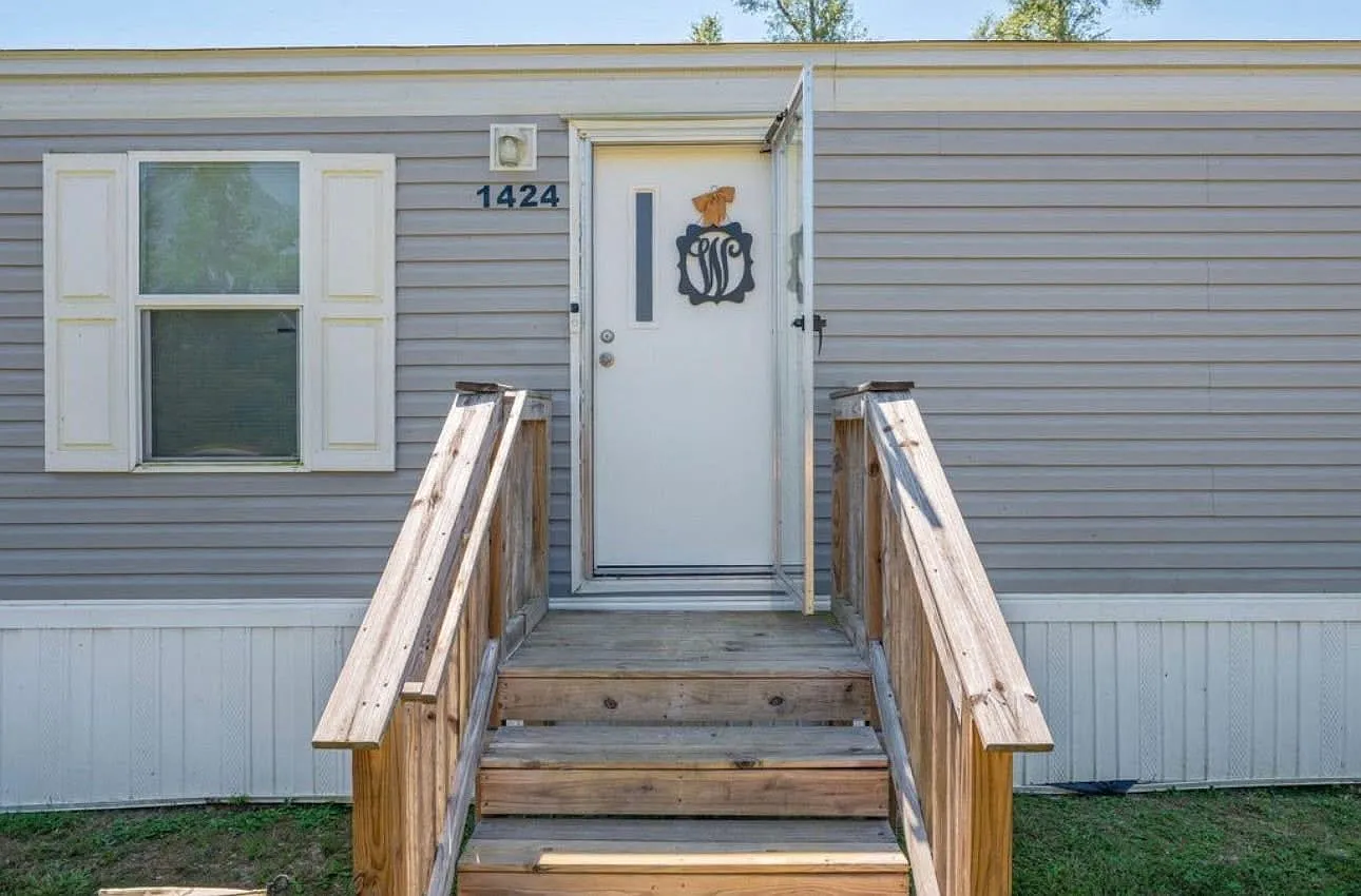4 bed, $1,800 — Photo 1