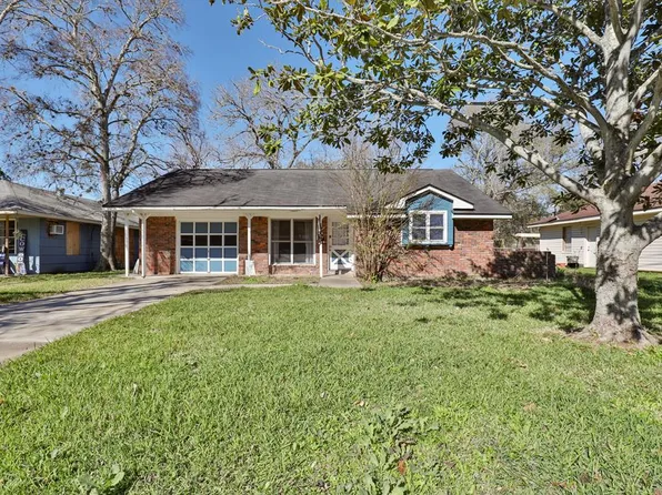 203 Chestnut St, Lake Jackson, TX 77566