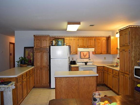 2nd image of 75 Pond View Ln
