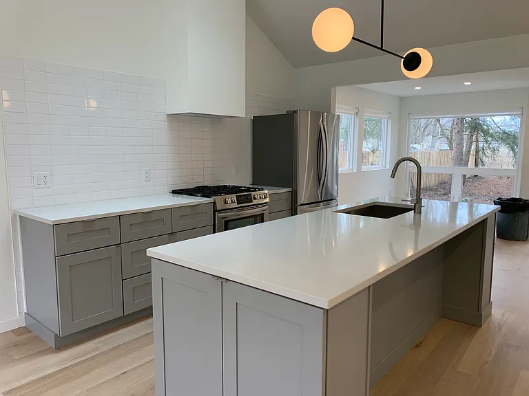 601 E Washington St — Photo 5