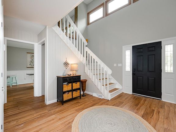 3rd image of 208 Mountain Laurel Dr