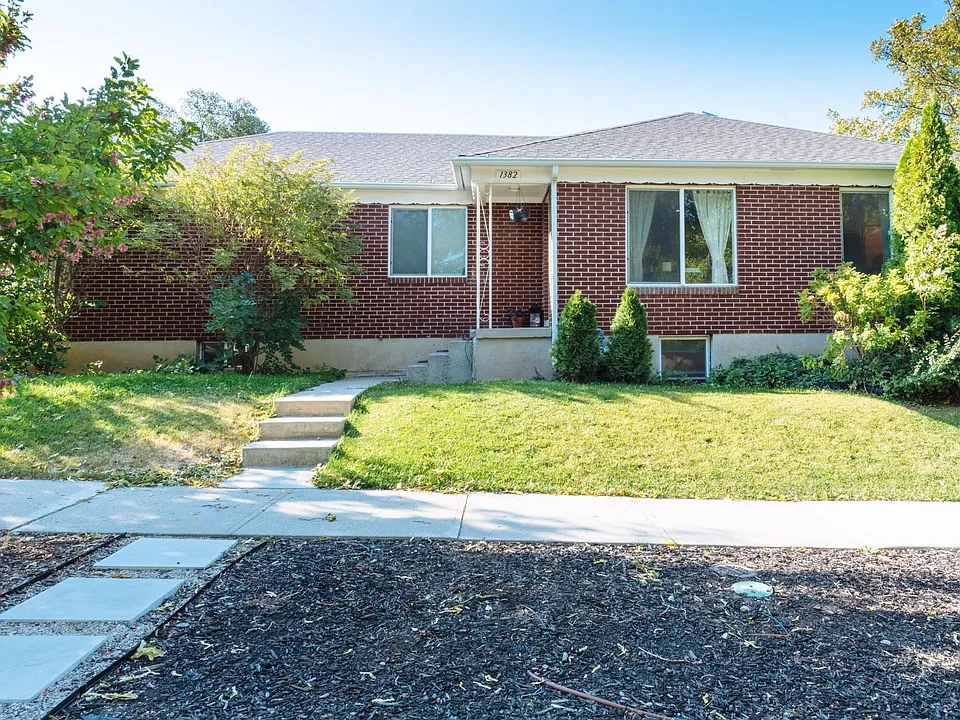 1382 E Emerson Ave