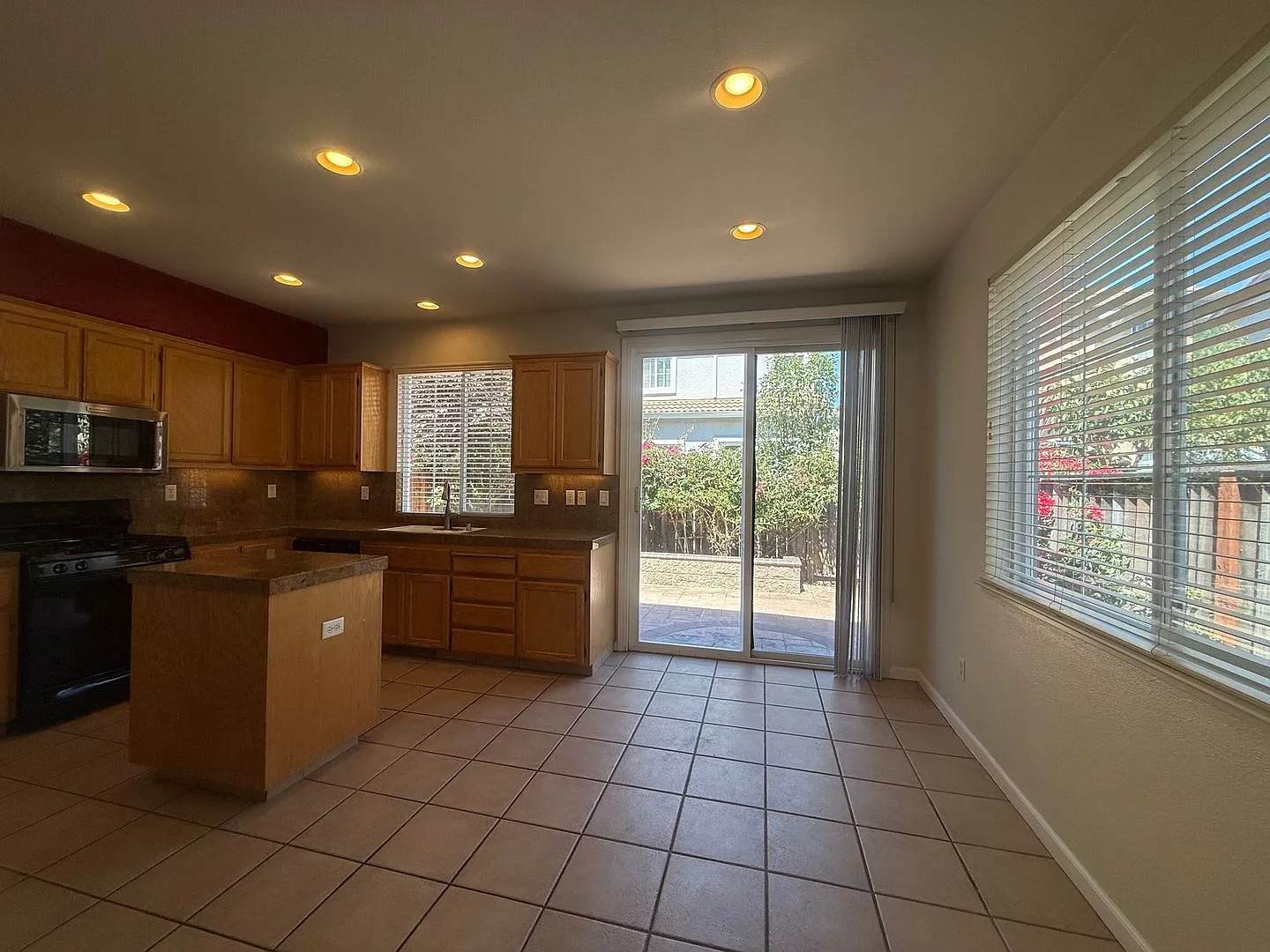 Located In Santa Clara, Close To Rivermark And Mercado Shopping Plus Fuller Park And Levi's Stadi... — Photo 3