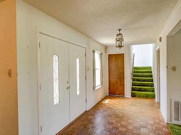 2nd image of 386 Englewood Dr