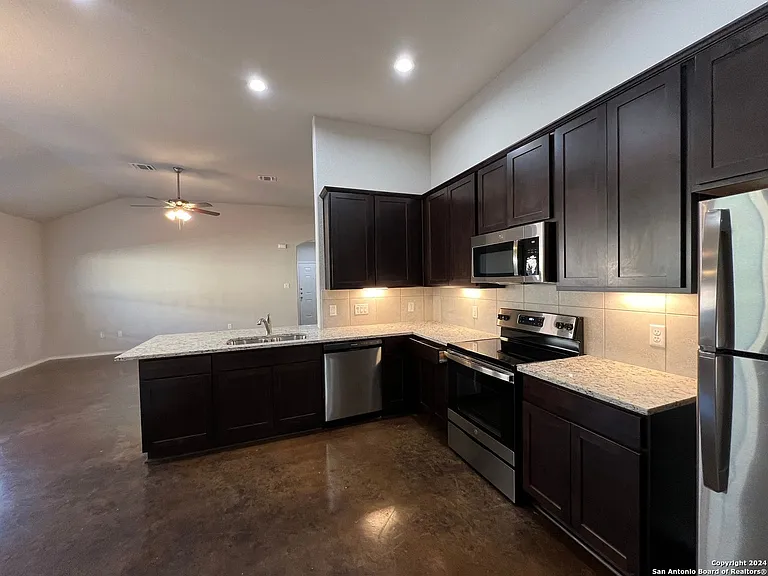 1121-1123 Stanley Way — Photo 7