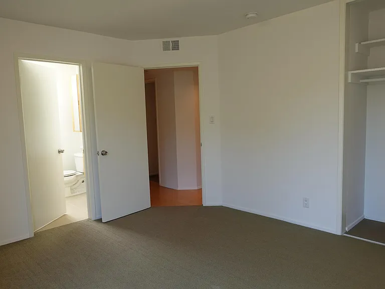 546 N Flores St #6 — Photo 32