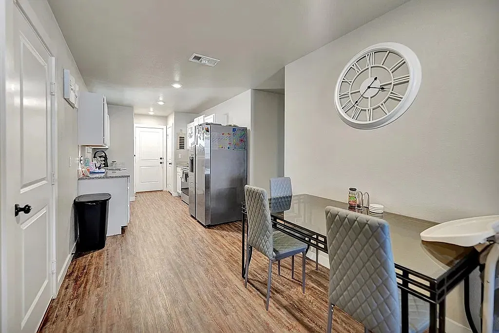 Near brand new 3 bd/2 bth home in quiet neighborhood! Turf backyard w/ pergola! All appliances! 1... — Photo 4
